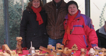 FOTO: Roy Fischer mit selbst hergestellten Holzspielzeug auf Ströbecker Weihnachtsmarkt.